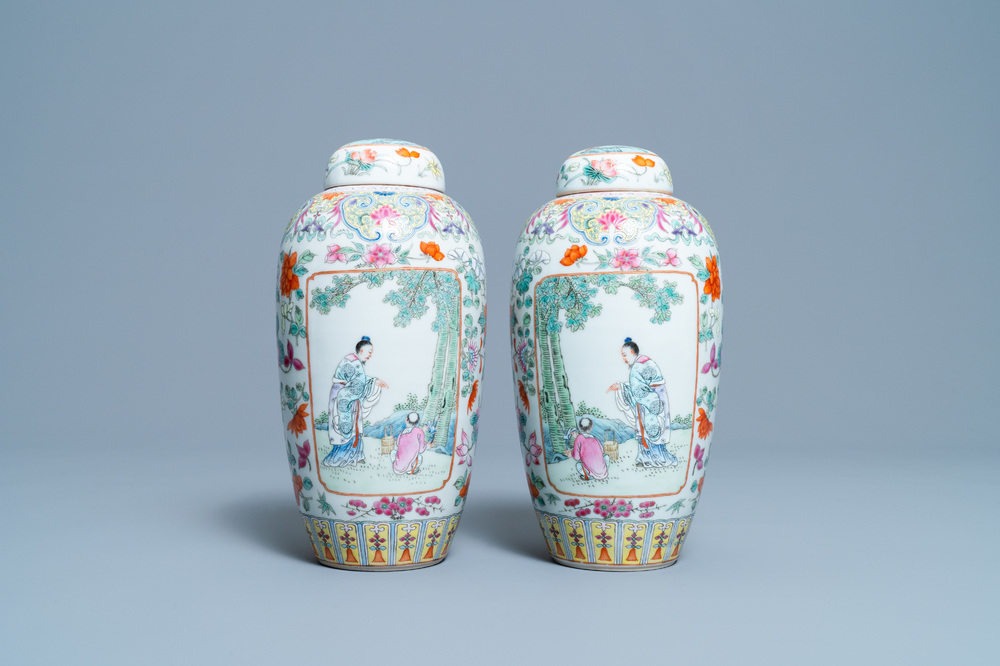 Une paire de pots couverts en porcelaine de Chine famille rose, marque de Qianlong, R&eacute;publique