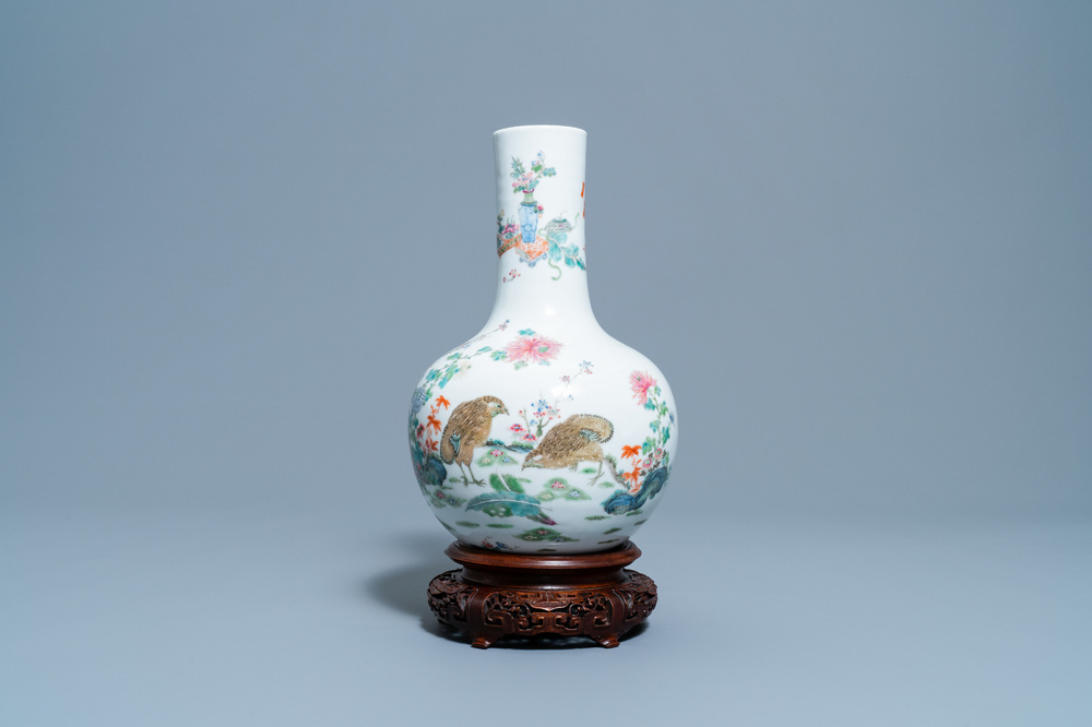 Un vase de forme bouteille en porcelaine de Chine famille rose &agrave; d&eacute;cor de cailles, marque de Qianlong, 19&egrave;me
