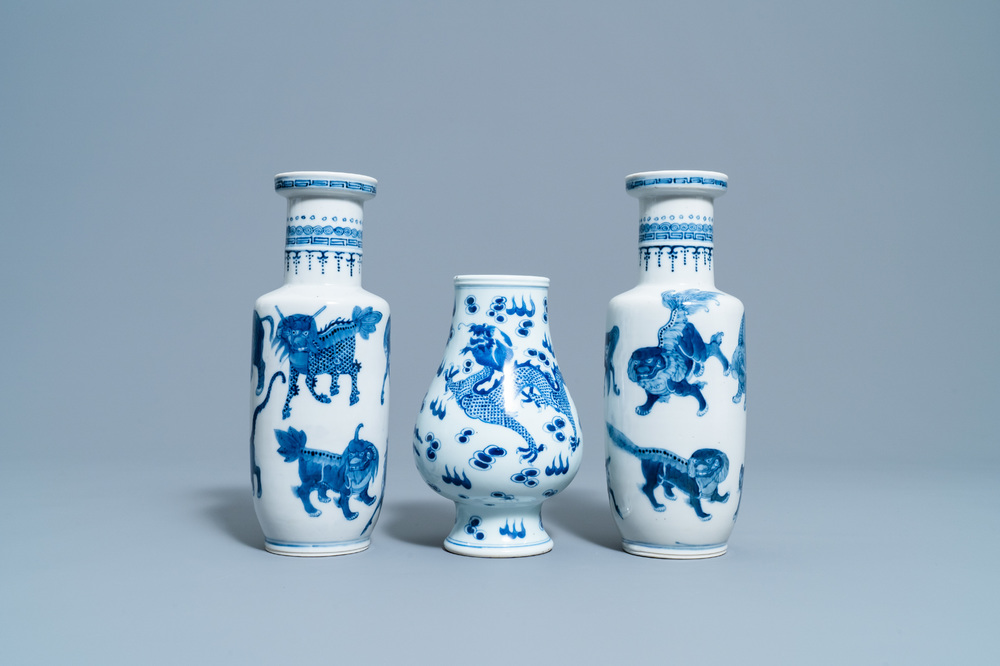Een paar Chinese blauw-witte rouleau vazen met mythische dieren en een peervormige met een draak en een feniks, 19e eeuw