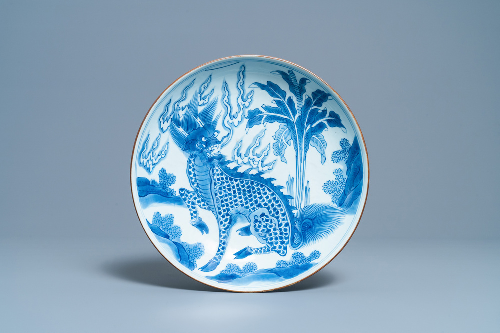 Un plat en porcelaine de Chine en bleu et blanc &agrave; d&eacute;cor d'un qilin, marque Yu Tang Jia Qi, Shunzhi