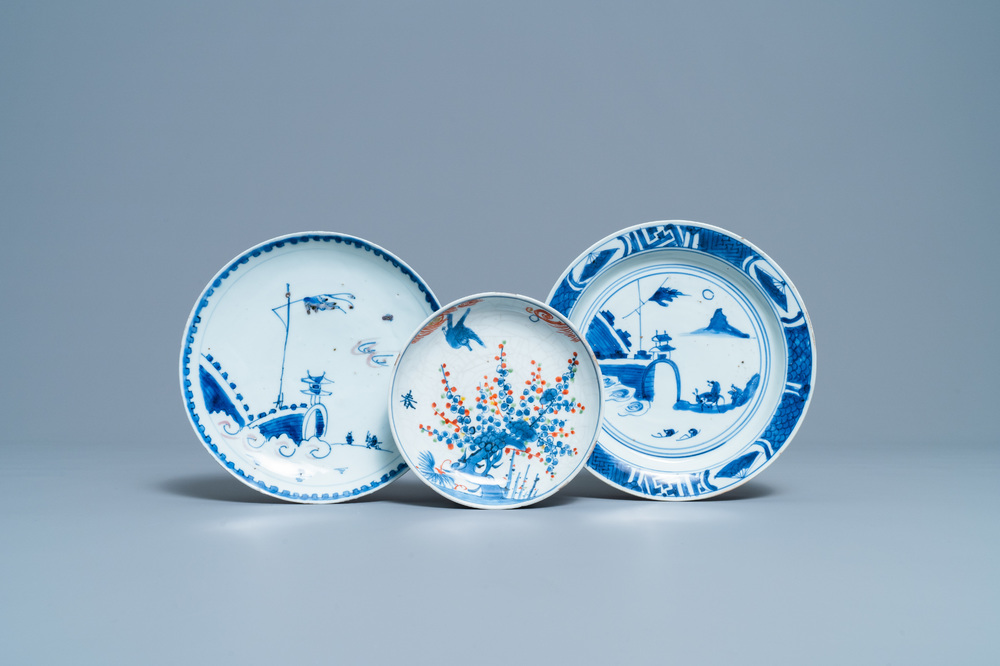 Trois assiettes en porcelaine de Chine en bleu, blanc, rouge de cuivre et wucai de type ko-sometsuke pour le march&eacute; japonais, Tianqi/Chongzhen