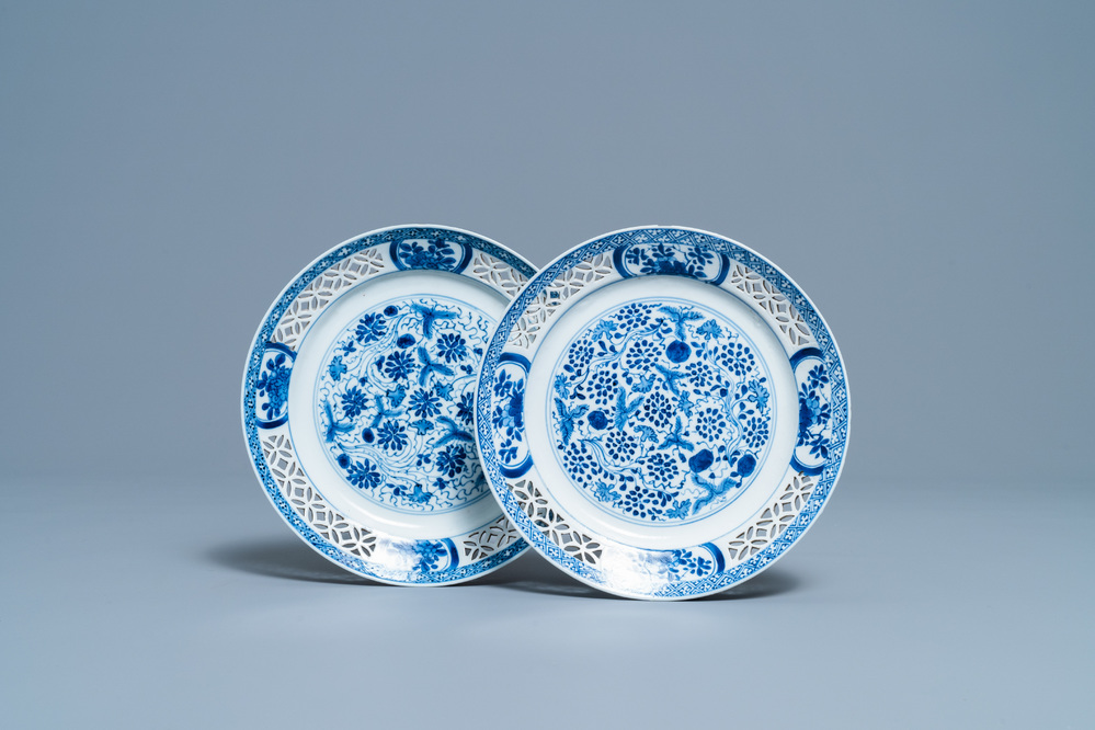 Een paar Chinese blauw-witte borden met opengewerkte rand, Kangxi