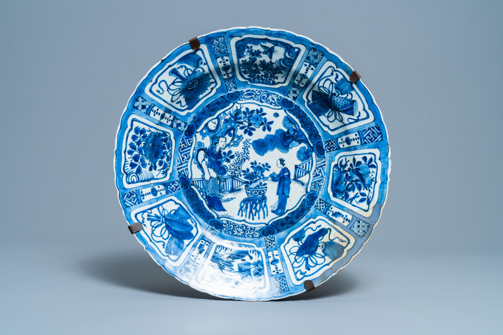 Un tr&egrave;s grand plat en porcelaine de Chine en bleu et blanc de type kraak &agrave; d&eacute;cor d'une femme et son servant, Wanli