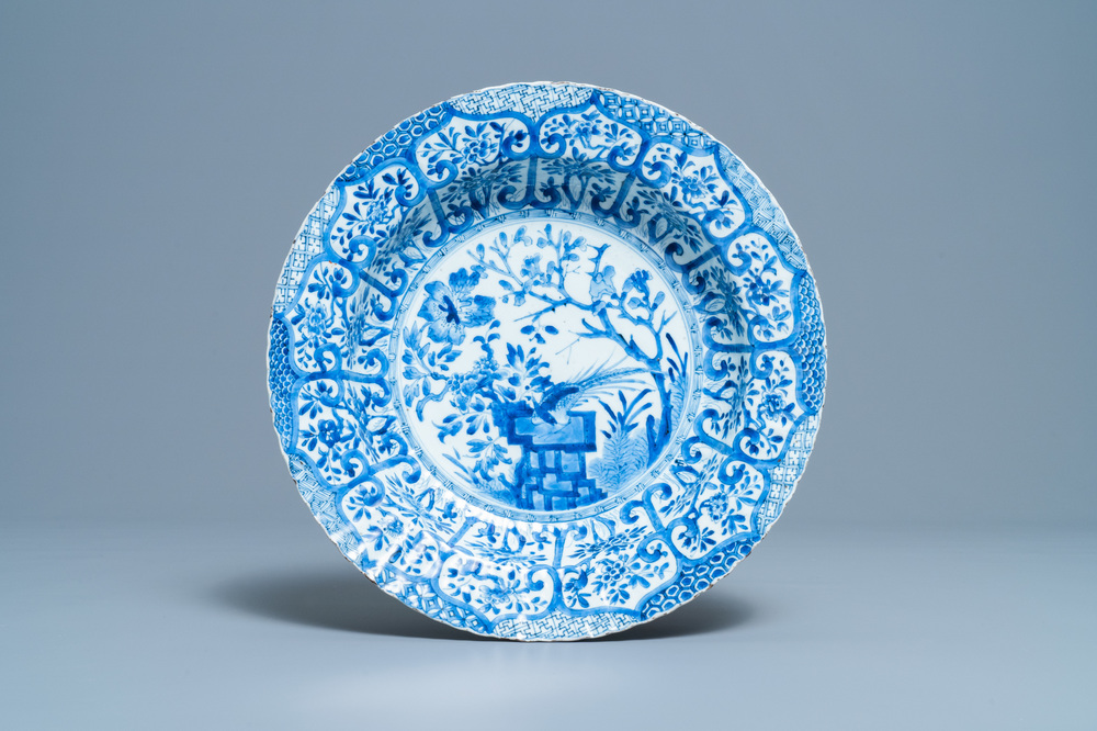 Un plat godronn&eacute; en porcelaine de Chine en bleu et blanc, Kangxi