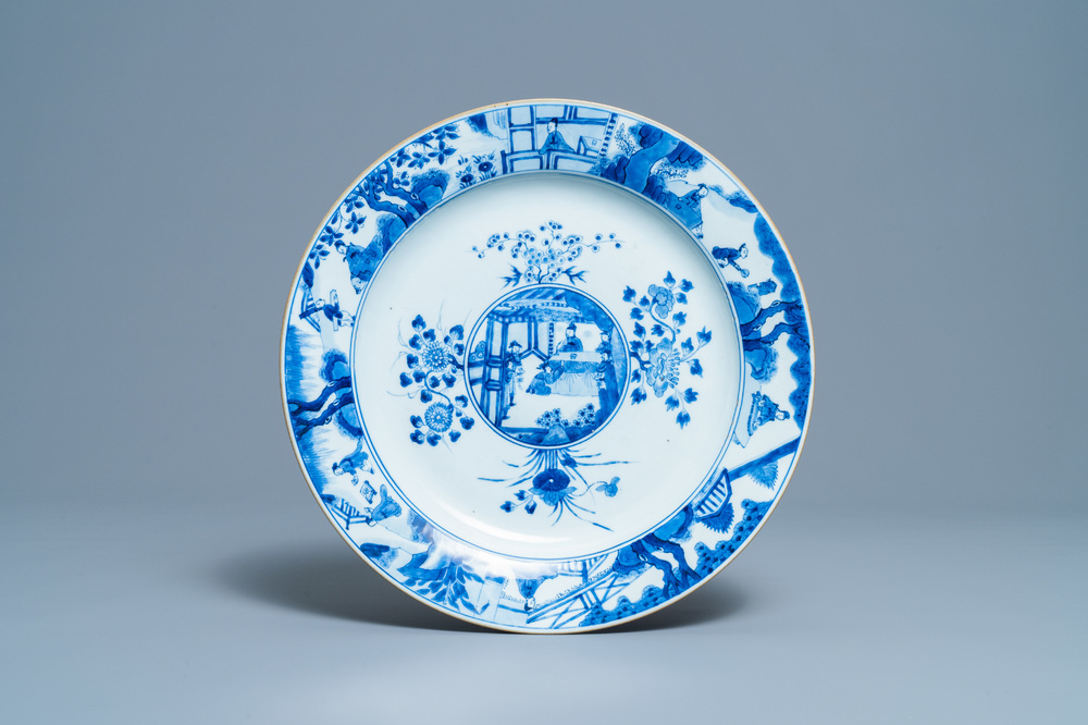 Un plat au centre bomb&eacute; en porcelaine de Chine en bleu et blanc, Kangxi