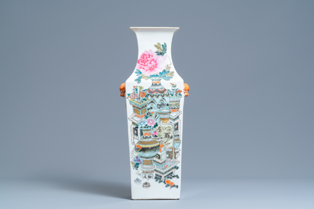 Un vase de forme carr&eacute;e en porcelaine de Chine qianjiang cai, 19&egrave;me