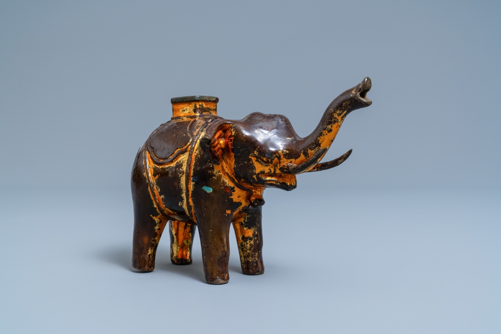 Un br&ucirc;le-parfum en forme d'&eacute;l&eacute;phant en bronze laqu&eacute; et dor&eacute;, Vietnam, 17&egrave;me