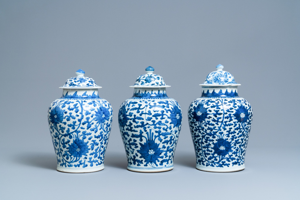 Trois vases couverts en porcelaine de Chine en bleu et blanc, &eacute;poque Transition/Kangxi