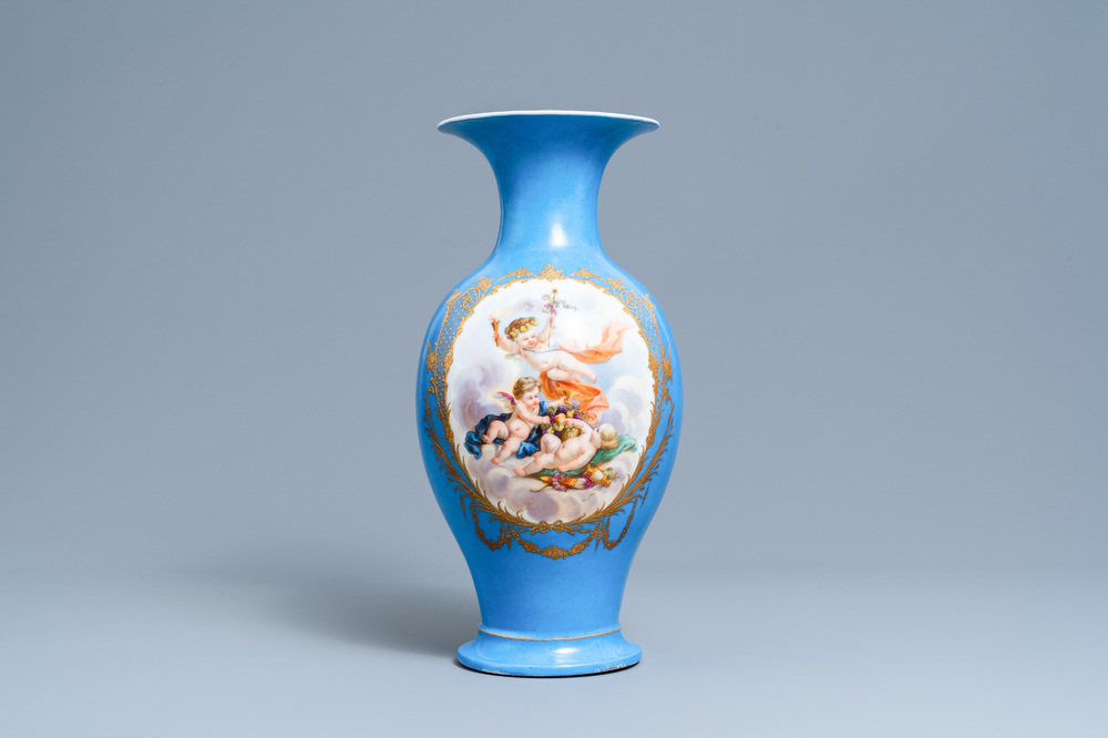 Un vase en porcelaine dans le style de S&egrave;vres, prob. Samson, Paris, 19&egrave;me