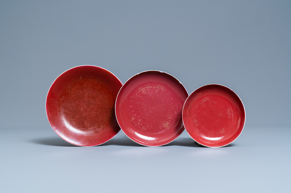 Trois assiettes en porcelaine de Chine rouge de cuivre et de rubis monochrome, Qianlong et apr&egrave;s