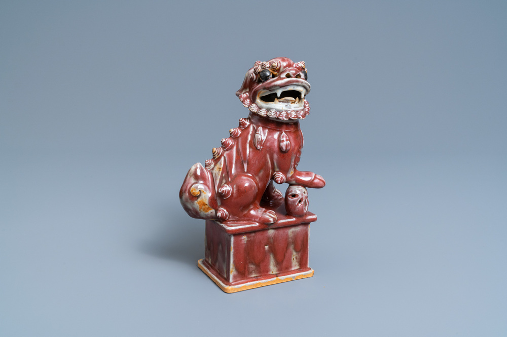 Un mod&egrave;le d'un lion bouddhiste en porcelaine de Chine sang de boeuf monochrome, 19&egrave;me