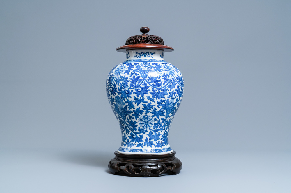 Een Chinese blauw-witte vaas met lotusslingers, 19e eeuw