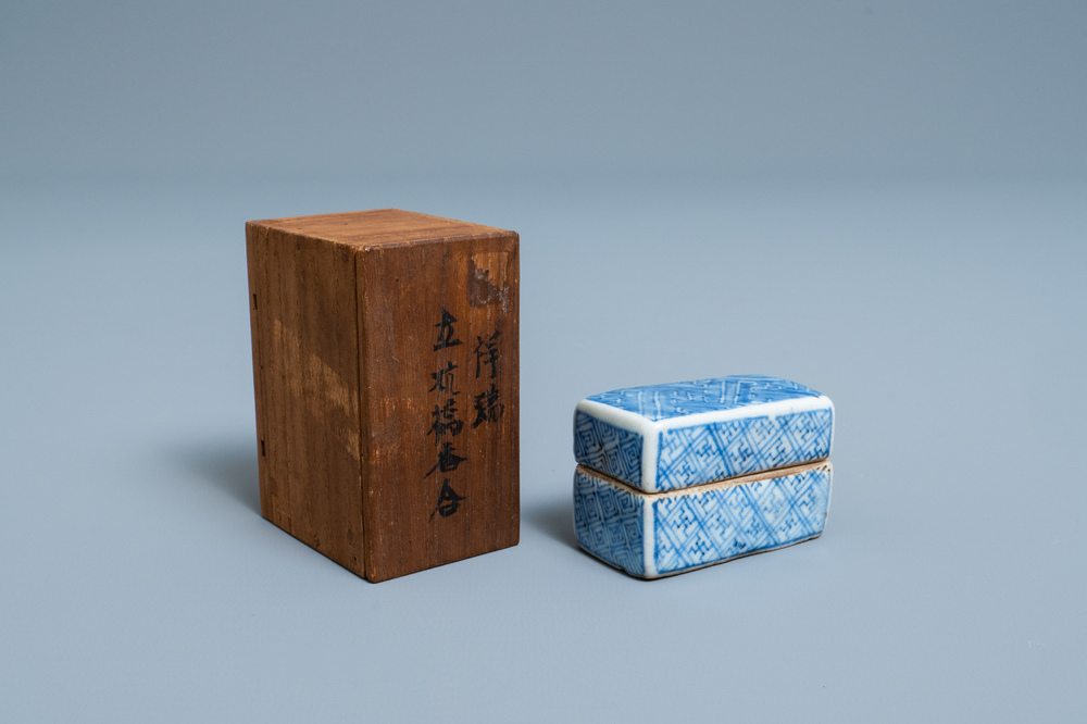 Een Chinees blauw-wit ko-sometsuke dekseldoosje voor de Japanse markt, Transitie periode