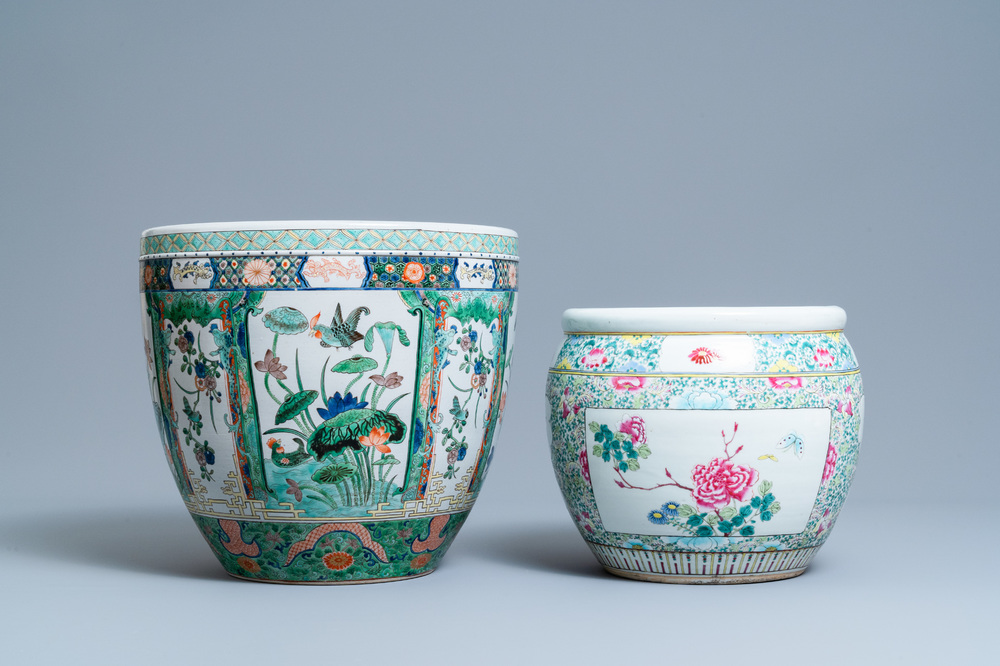 Twee Chinese jardini&egrave;res in famille rose en verte porselein, 19e eeuw