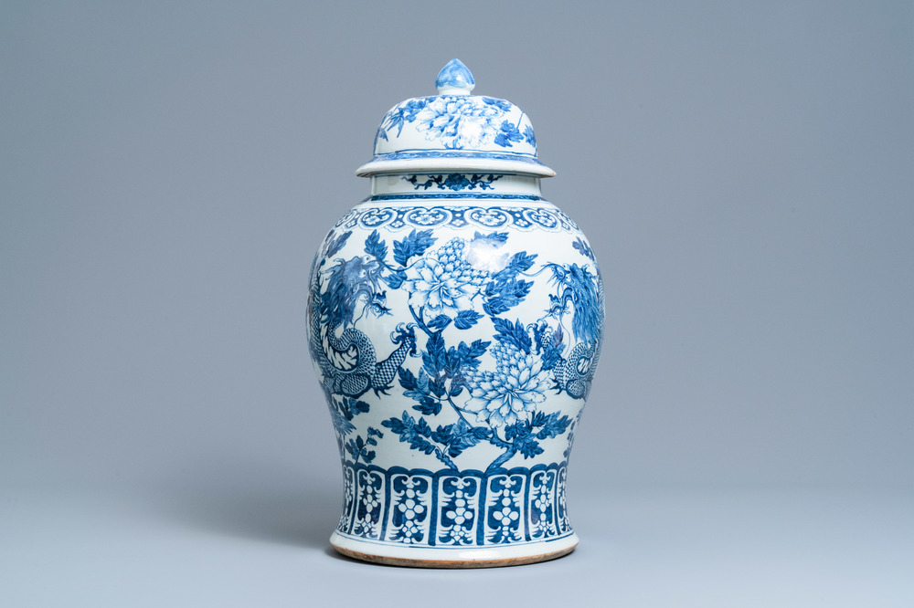 Un grand vase couvert en porcelaine de Chine en bleu et blanc &agrave; d&eacute;cor de dragons, 19&egrave;me