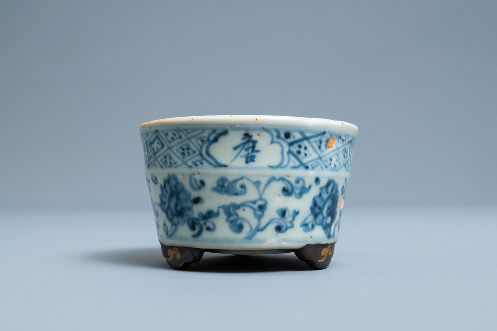 Een Chinese blauw-witte driepotige wierookbrander, Ming