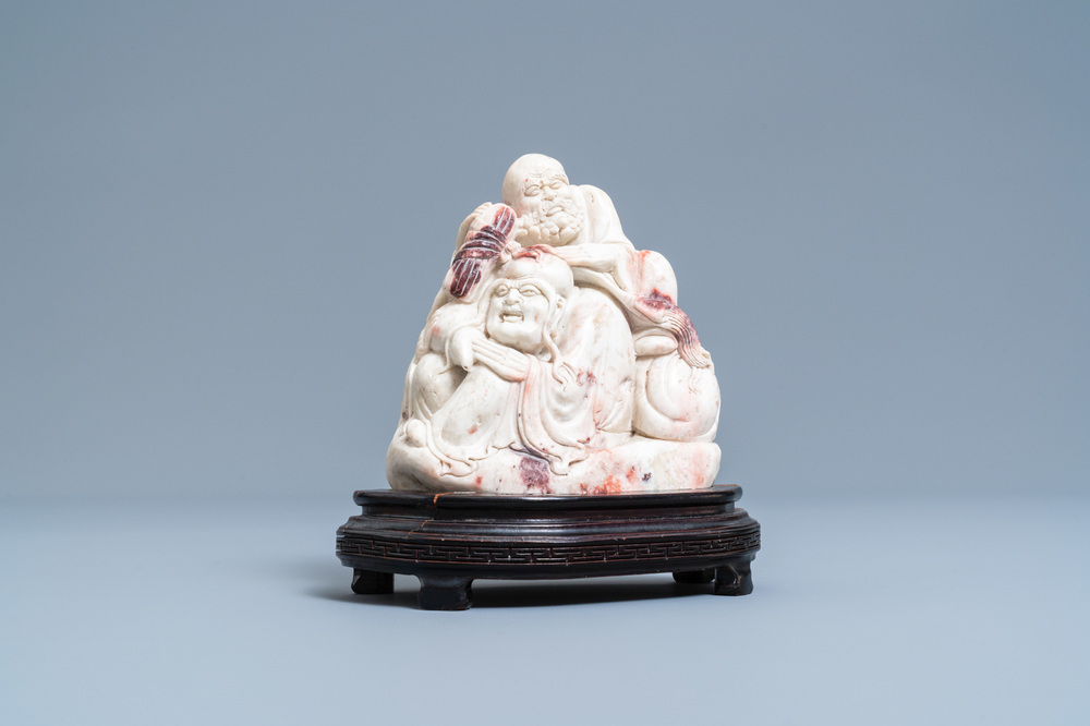Un groupe de deux immortels en pierre &agrave; savon dite 'de Shoushan', Chine, Qing