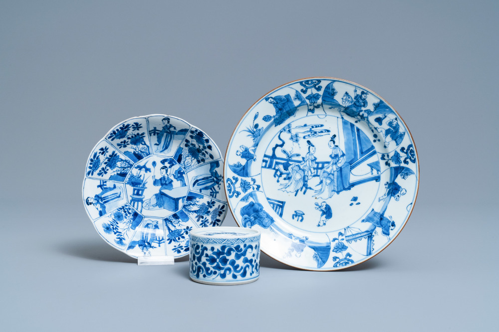 Twee Chinese blauw-witte borden en een inktpot, Kangxi