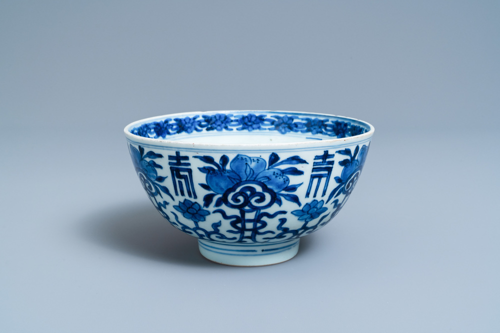 Een Chinese blauw-witte 'Shou' kom, 'Shen de tang bo gu zhi' merk, Kangxi