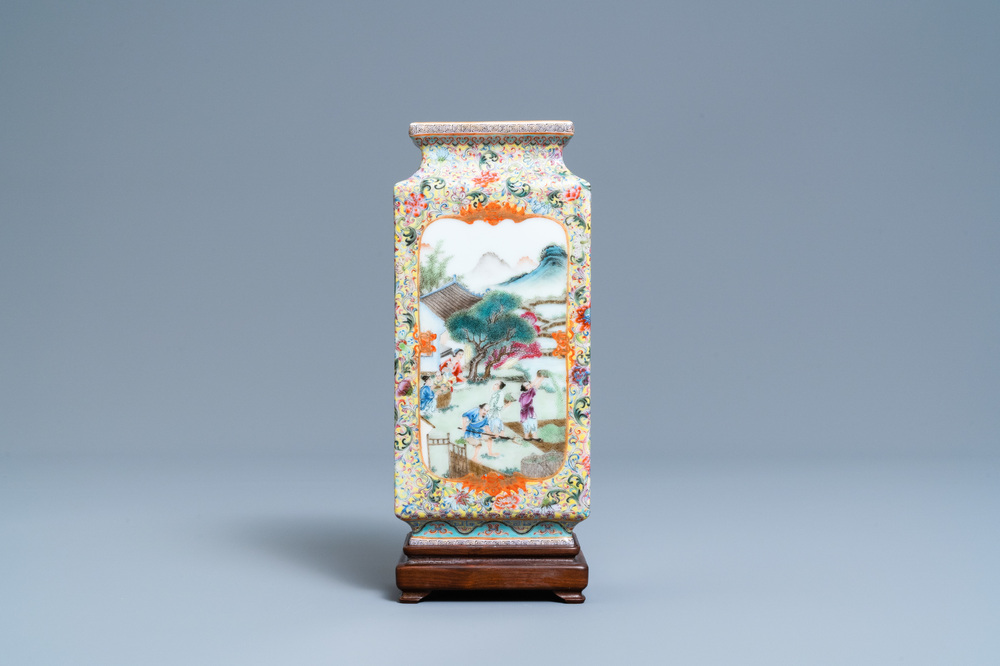 Un vase en porcelaine de Chine famille rose &agrave; d&eacute;cor de la cultivation de riz, marque de Qianlong, R&eacute;publique