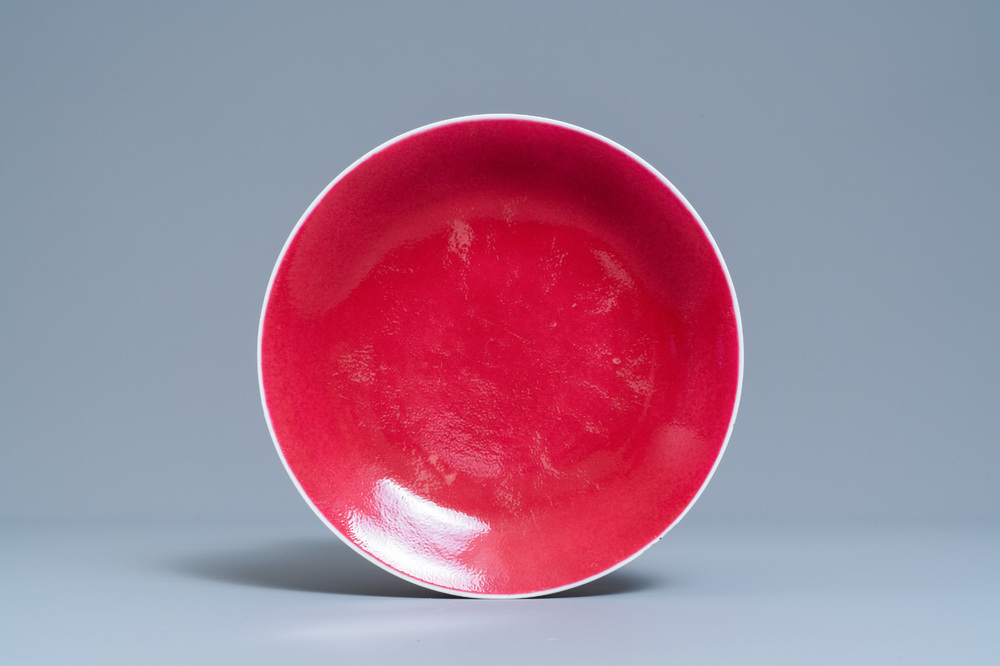 Un plat en porcelaine de Chine rouge de rubis monochrome, marque et &eacute;poque de Jiaqing