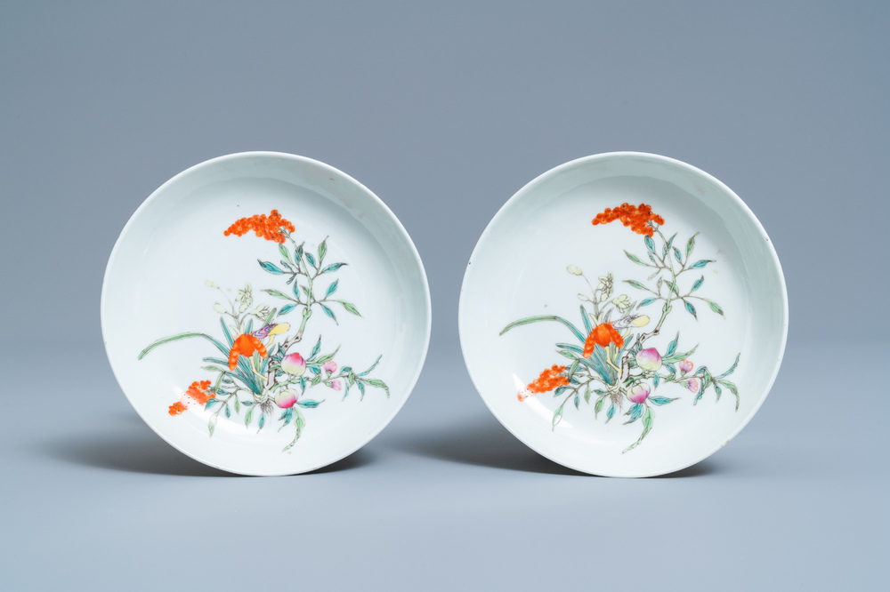 Une paire de coupes en porcelaine de Chine famille rose &agrave; d&eacute;cor de p&ecirc;ches, marque et &eacute;poque de Daoguang