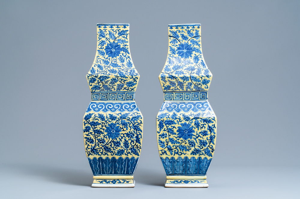 Une paire de vases en porcelaine de Chine en bleu et blanc &agrave; fond jaune, 19&egrave;me