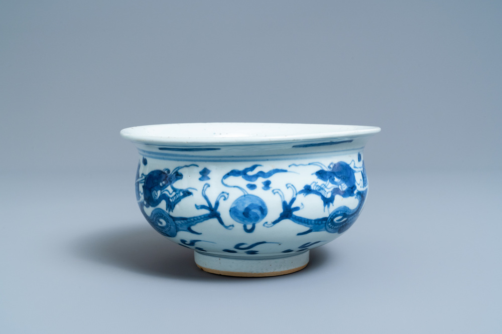 Un br&ucirc;le-parfum en porcelaine de Chine en bleu et blanc &agrave; d&eacute;cor de dragons, Kangxi