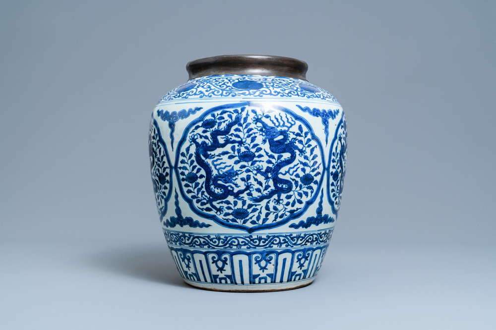 Een Chinese blauw-witte 'draken' pot met metalen montuur, Jiajing