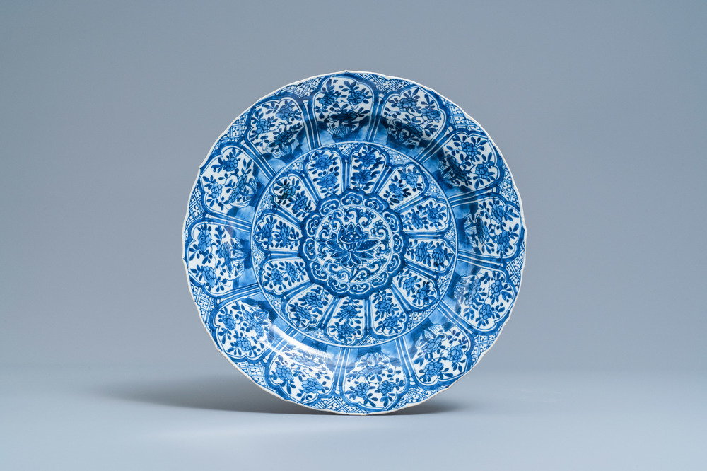 Un plat en porcelaine de Chine en bleu et blanc &agrave; d&eacute;cor floral en forme de lotus, Kangxi