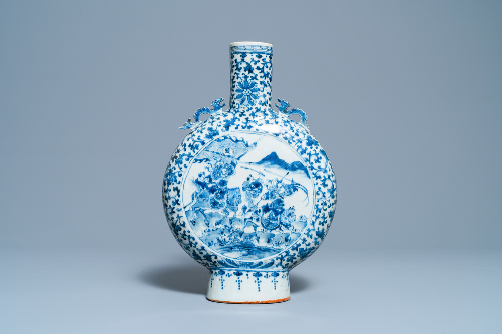 Un vase de forme 'moonflask' en porcelaine de Chine en bleu et blanc, 19&egrave;me