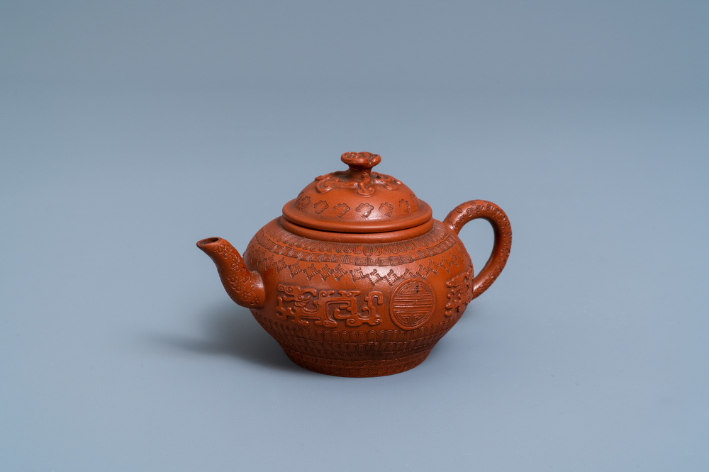 Een Chinese Yixing steengoed theepot met opgelegd en ingedrukt decor, Kangxi