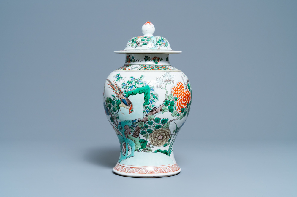 Un vase couvert en porcelaine de Chine famille verte, marque de Kangxi, 19&egrave;me