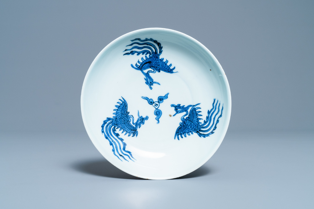 Une coupe en porcelaine de Chine en bleu et blanc &agrave; d&eacute;cor de trois ph&eacute;nix, Longqing