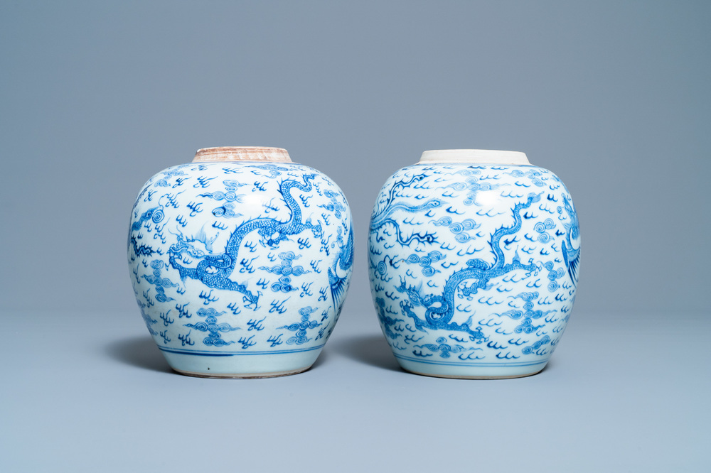 Twee Chinese blauw-witte potten met draken en feniksen, Yongzheng