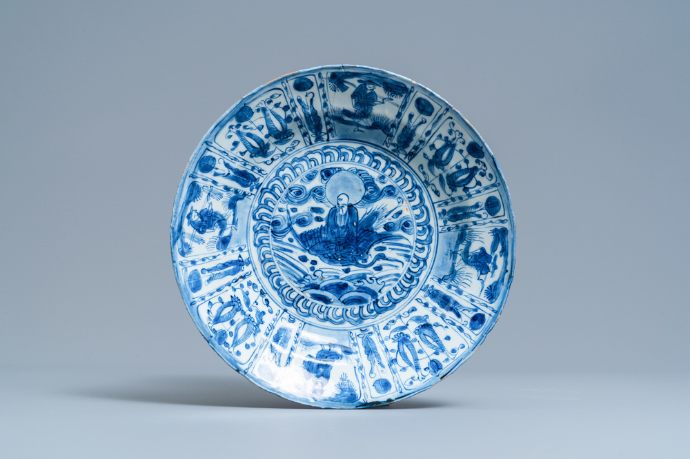 Een Chinese blauw-witte kraakporseleinen schotel met Shou Lao, Wanli