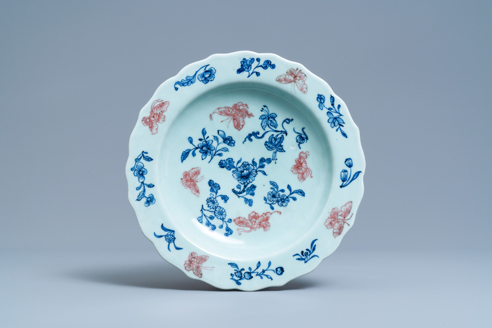 Een Chinese blauw-witte en koperrode schotel met celadon fondkleur, Qianlong merk en periode