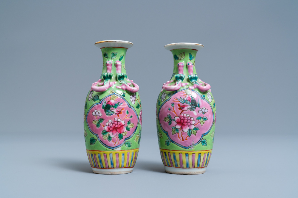 Une paire de vases en porcelaine de Chine famille rose pour le march&eacute; Straits ou Peranakan, 19&egrave;me