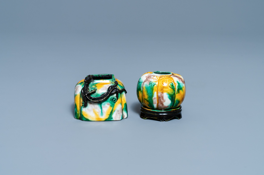 Deux lave-pinceaux en porcelaine de Chine &agrave; &eacute;mail sancai, Kangxi