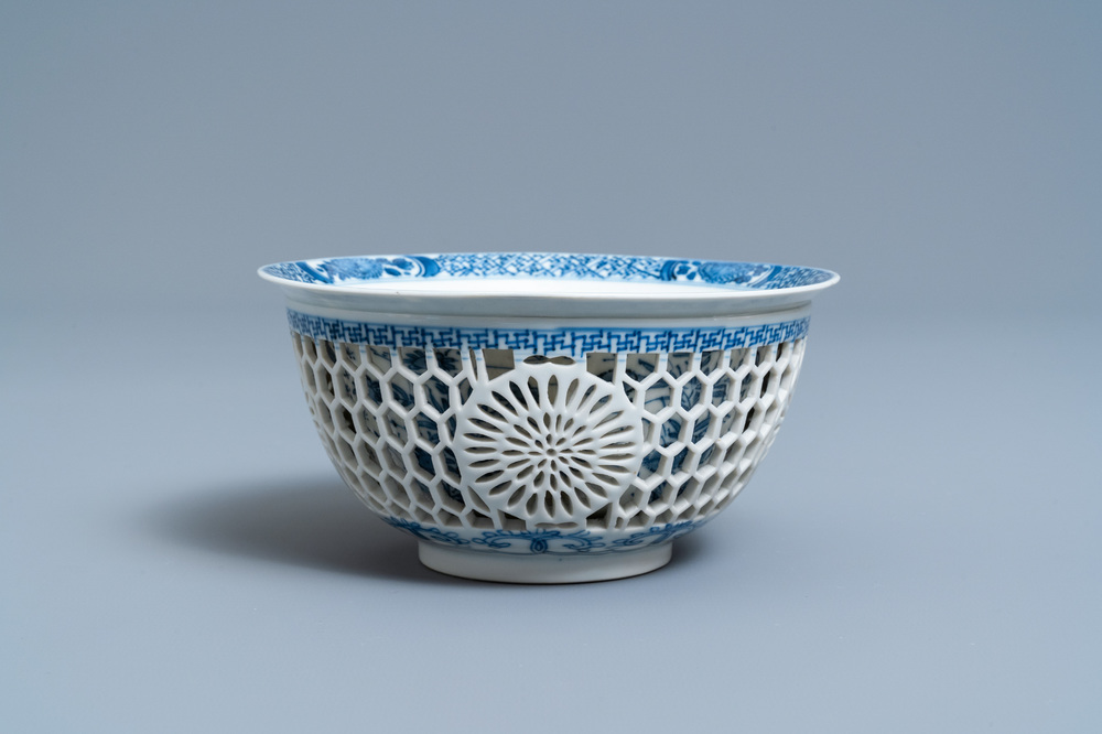 Un bol &agrave; double paroi ajour&eacute;e en porcelaine de Chine en bleu et blanc, Kangxi