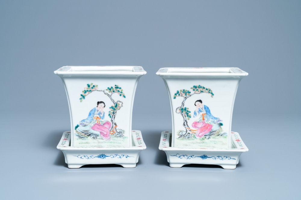 Une paire de jardini&egrave;res sur supports en porcelaine de Chine famille rose, marque de Qianlong, R&eacute;publique
