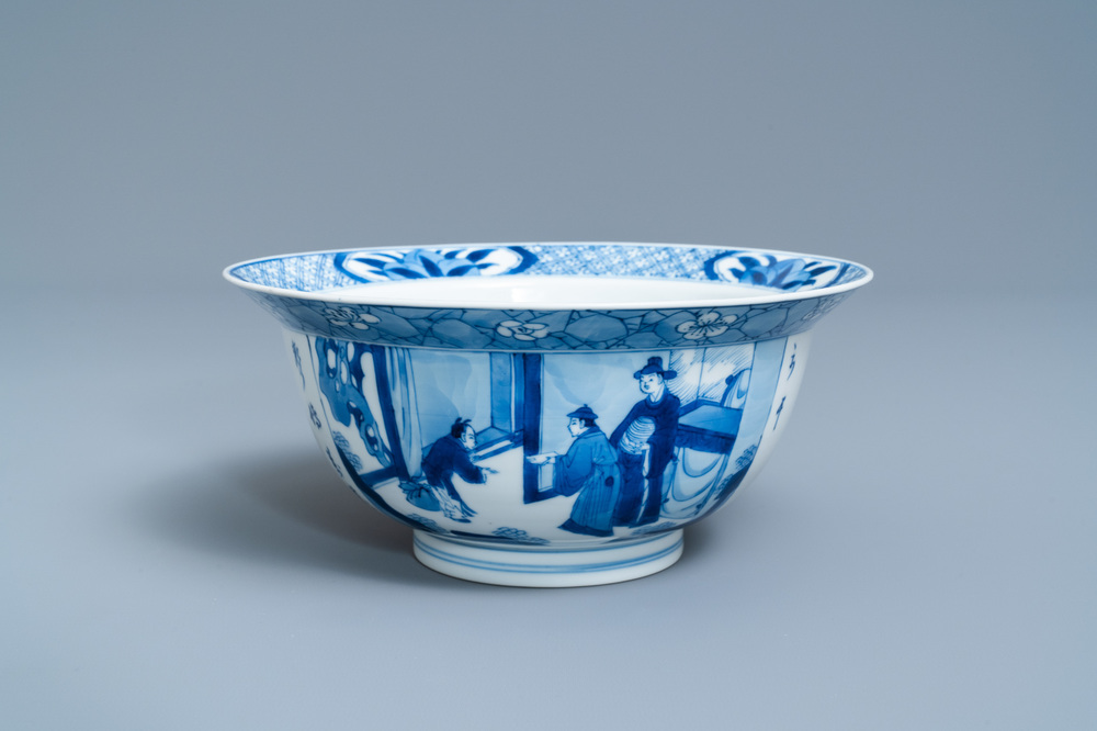Un bol de type klapmuts en porcelaine de Chine en bleu et blanc, marque de Chenghua, Kangxi