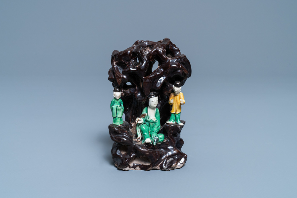 Un groupe en biscuit &eacute;maill&eacute; vert figurant des figures aupr&egrave;s d'une grotte, Kangxi