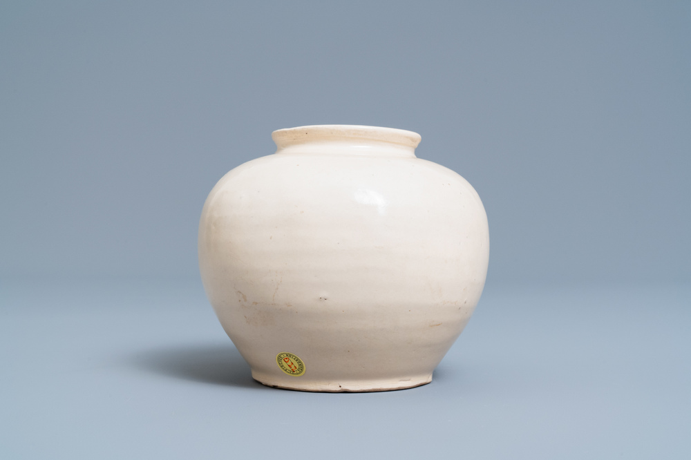 Un pot en gr&egrave;s porcelaineux &eacute;maill&eacute; en blanc monochrome, Chine, Tang