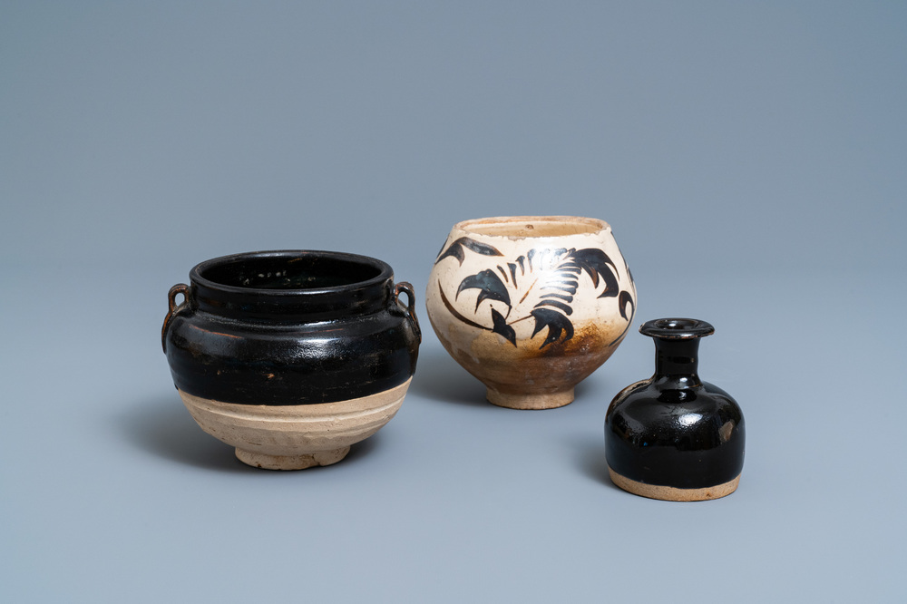 Twee Chinese Cizhou aardewerken vazen en een kom, Song en Ming