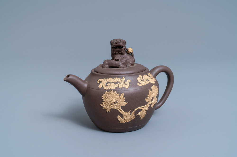 Een tweekleurige Chinese Yixing steengoed theepot met opgelegd floraal decor, Kangxi