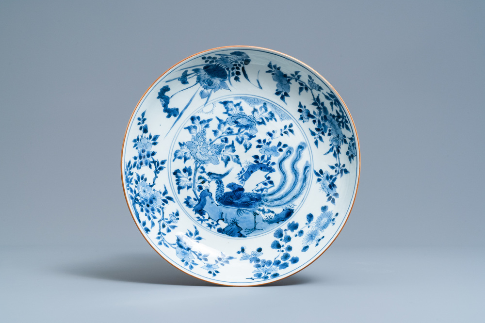 Un plat en porcelaine de Chine en bleu et blanc &agrave; d&eacute;cor d'un ph&eacute;nix, &eacute;poque Transition