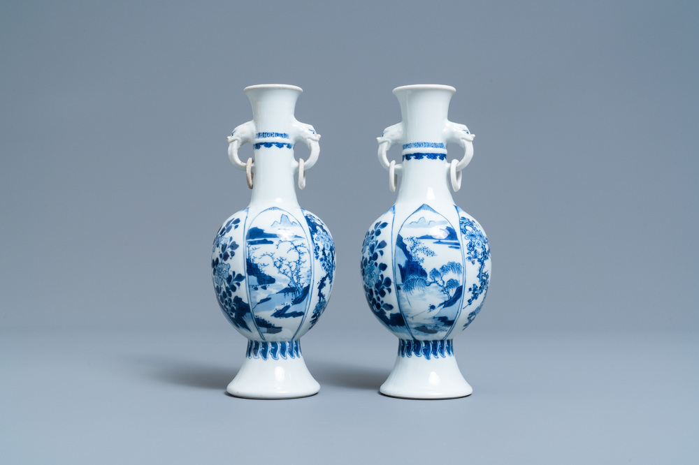 Une paire de vases en porcelaine de Chine en bleu et blanc aux anses en forme de t&ecirc;te d'&eacute;l&eacute;phant, Kangxi