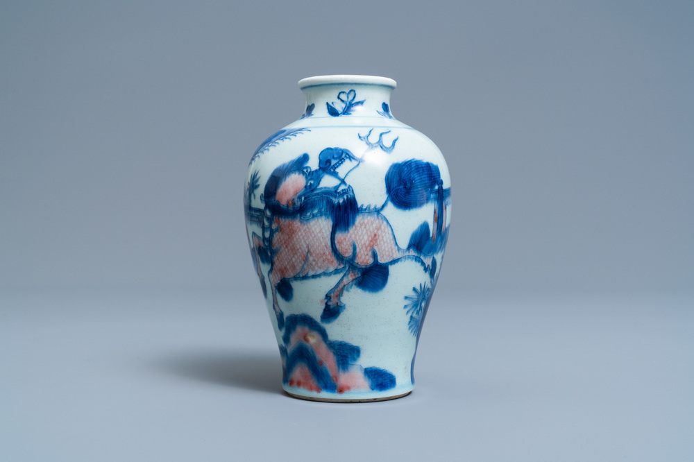 Een Chinese blauw-witte en koperrode vaas met een kylin en een feniks, Qing