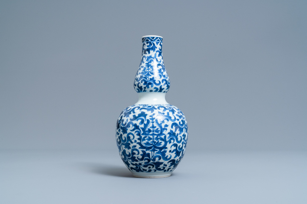 Un vase de forme double gourde en porcelaine de Chine en bleu et blanc, Kangxi